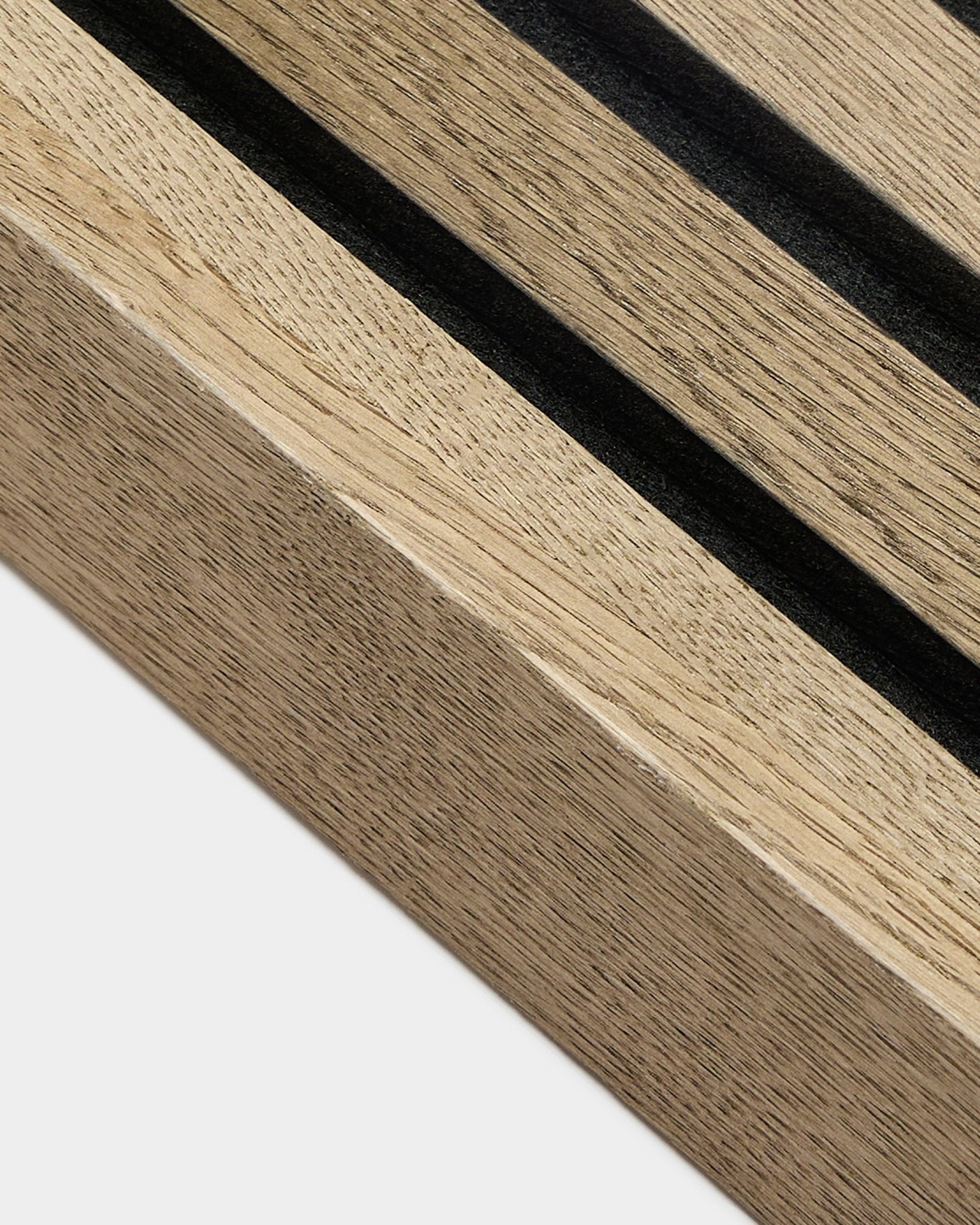 Gros plan sur l’accessoire WoodUpp Akupanel : lamelle de finition en Grey Oak rustique (6,7 cm), avec des rainures sombres et fines sur un veinage de bois nordique clair et une surface texturée.